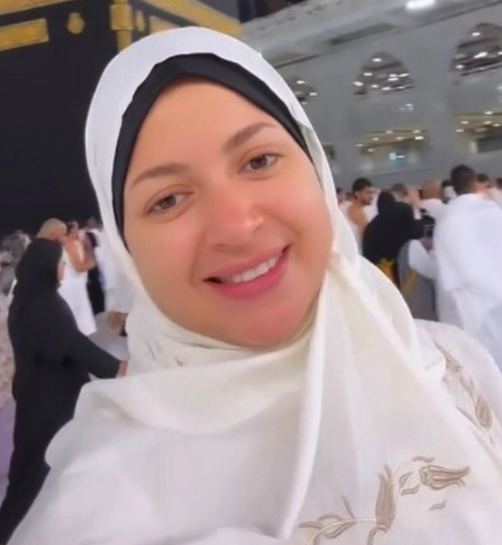منى فاروق في إطلالة جريئة بعد أيام من البكاء في مكة